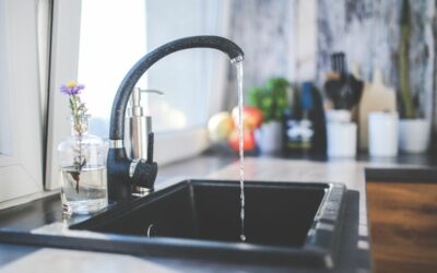 Czy zmiękczacz wody obniża ciśnienie wody w domu?